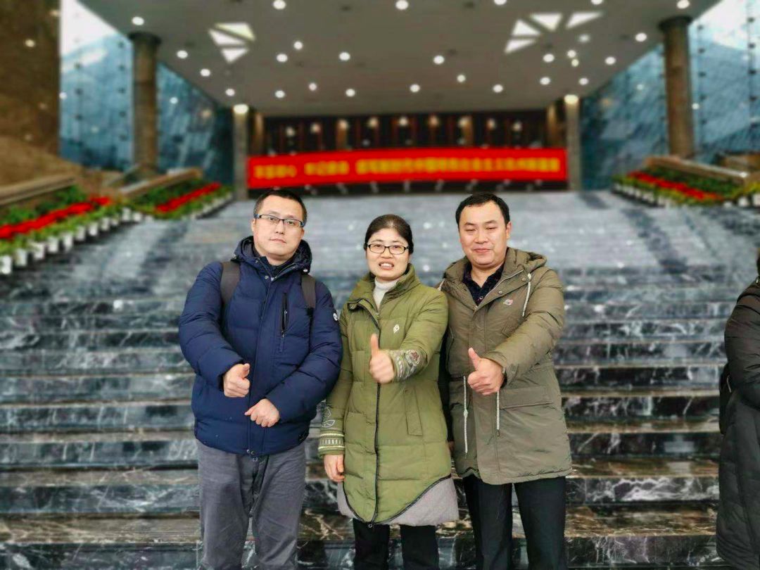 人们举家欢庆的时刻，他们送别战友，宣誓出征