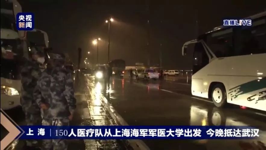 人们举家欢庆的时刻，他们送别战友，宣誓出征