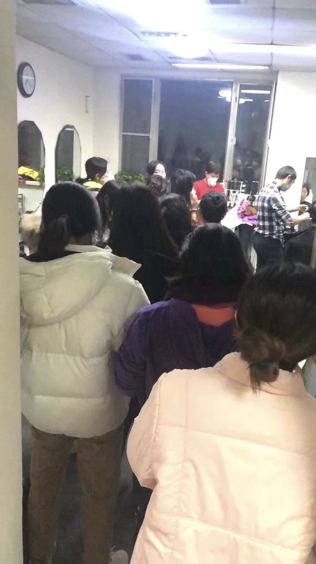 擦干深夜痛哭的泪水，他们在元宵前夕启程